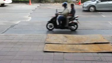 Metal kapaklı çukur yolu geçici olarak kapandı.