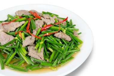 Kızarmış domuz eti ve sarımsaklı soğan beyaz arka planda, kırpma yolu