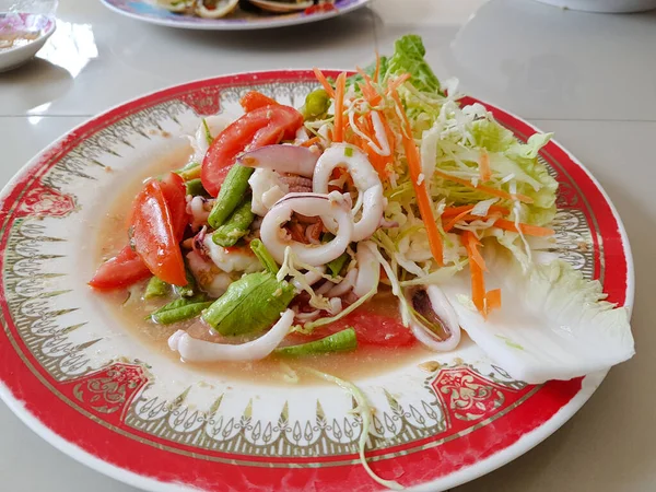 泰式沙拉海鲜放在桌上 — 图库照片