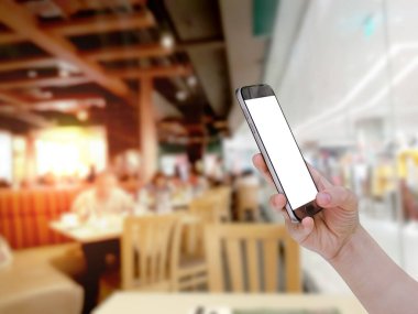 restoran arka planı bulanık cep telefonu, vintage filtresi kullanılıyor