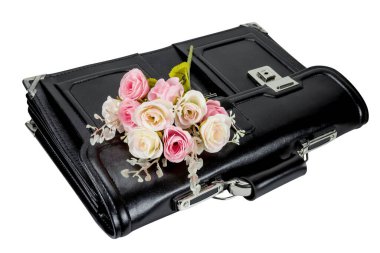 Beyaz arka planda izole edilmiş gül ile siyah deri okul çantası, kırpma yolu