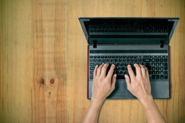 Masada dizüstü bilgisayar kullanan bir adam