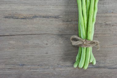 Uzun fasulyeler ahşap arka planda