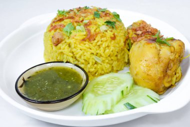 Arka planda Biryani tavuğu