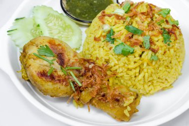 Arka planda Biryani tavuğu