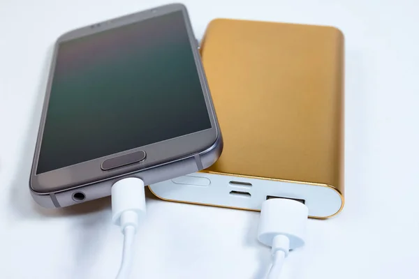 Golden Powerbank Med Smart Telefon Bakgrunden — Stockfoto