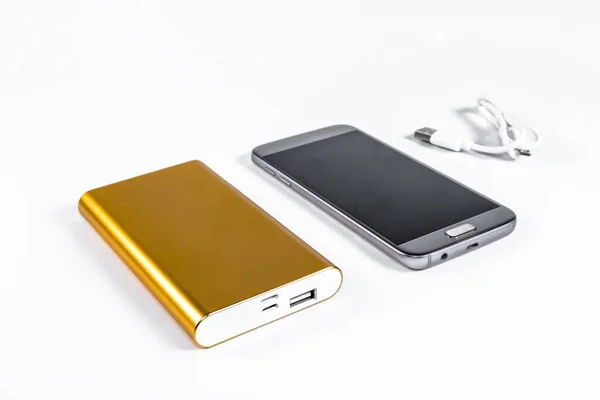 Golden Powerbank Med Smart Telefon Bakgrunden — Stockfoto