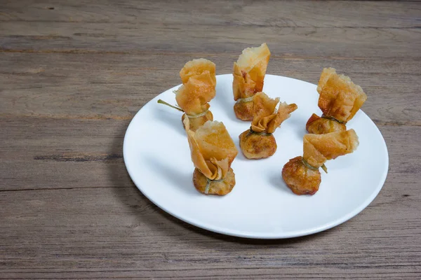 Smažené Wonton Nebo Toong Tong Pozadí Dřeva — Stock fotografie