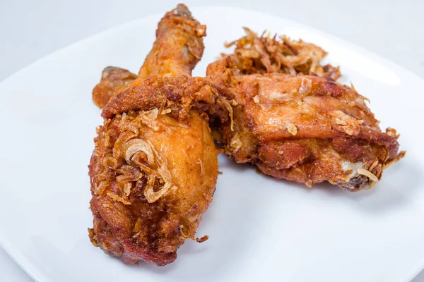 Ayam Goreng Drumstick Pada Hidangan Putih — Stok Foto
