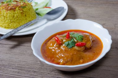 Pişmiş zerdeçal yasemin pilavlı tavuk körisi.