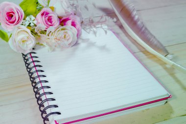 Tüy kalem ve filtre efektiyle not defterini aç.