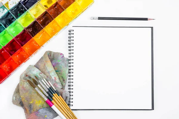 Primo Piano Libro Note Aperte Con Colori Vassoio Sfondo — Foto Stock