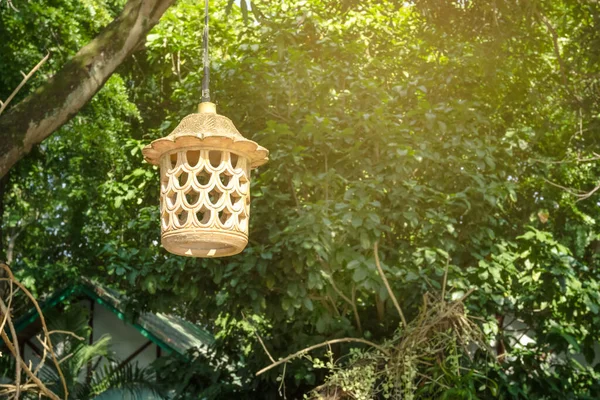 Lampada Terracotta Appesa All Albero — Foto Stock