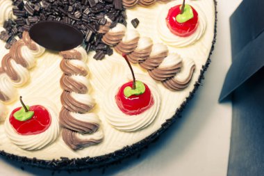 Kırmızı kirazlı kremalı pasta, filtre etkisi.