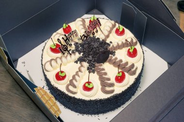 Kırmızı kirazlı kremalı pasta, filtre etkisi.