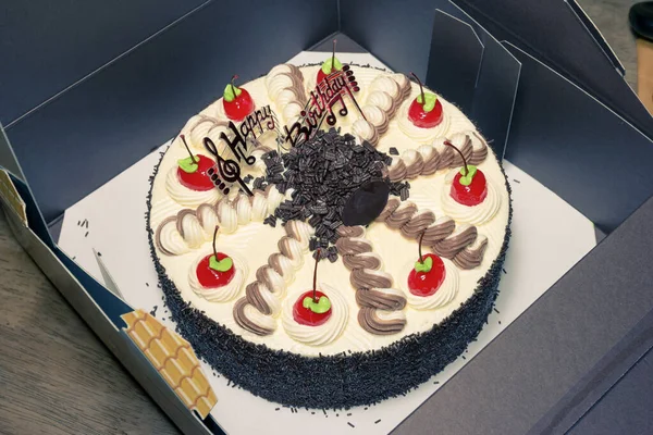 Kırmızı kirazlı kremalı pasta, filtre etkisi.