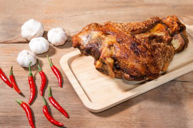 Kızarmış domuz budu doğrama bloğunda pişti.