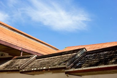 Kahverengi çatılı gökyüzü