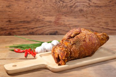 Kızarmış domuz budu doğrama bloğunda pişirilmiş.