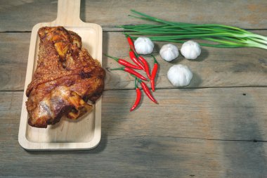 Kızarmış domuz budu doğrama bloğunda pişirilmiş.