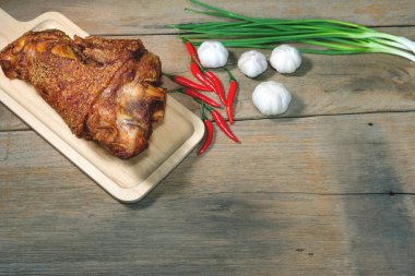 Kızarmış domuz budu doğrama bloğunda pişirilmiş.