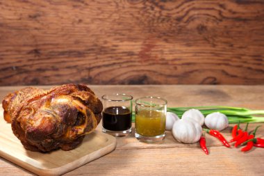 Kızarmış domuz budu doğrama bloğunda pişirilmiş.