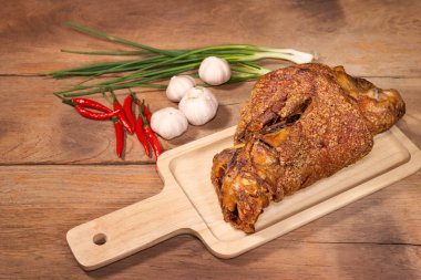 Kızarmış domuz budu doğrama bloğunda pişirilmiş.