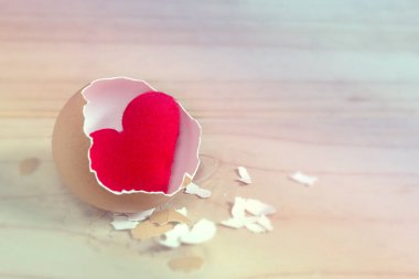 Kırık yumurta şeklinde kalp şeklinde.