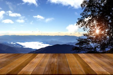 Sabah manzaralı boş tahta tahta uzay platformu