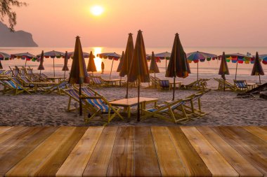 Sabah manzaralı boş tahta tahta uzay platformu