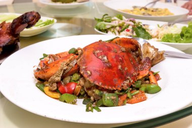 Restoranda köri tozuyla kızarmış yengeç karıştır.