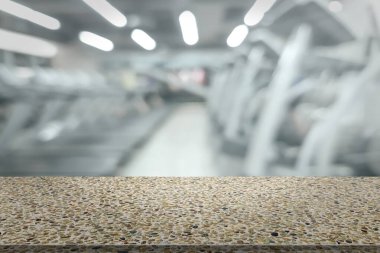 Bulanık spor salonu ekipmanlı taş masa.