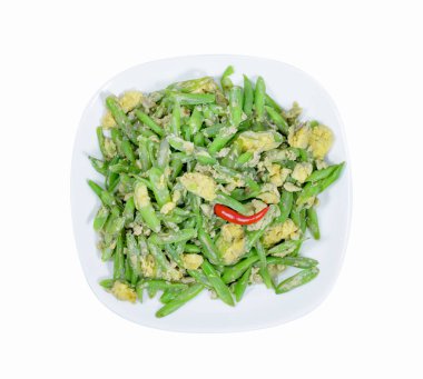 Kızarmış fasulye ve yumurta, beyaz yolda izole edilmiş, kırpma yolu..