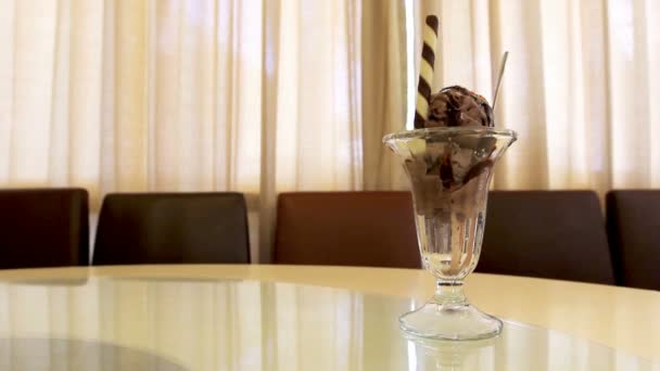 Crème Glacée Sundae Sur Table — Video