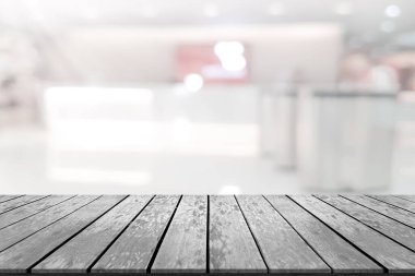 Kayıt sayacı bulanık arkaplanı olan boş tahta alan platformu