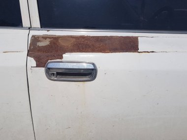 Krom arabanın kapı kolu.