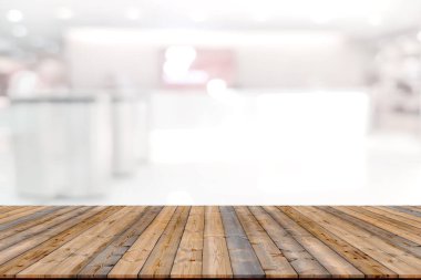 Kayıt sayacı bulanık arkaplanı olan boş tahta alan platformu