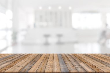 Kayıt sayacı bulanık arkaplanı olan boş tahta alan platformu