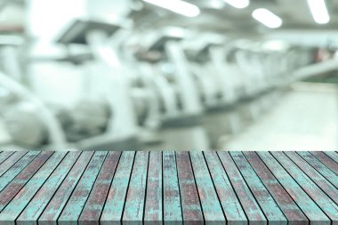 Bulanık fitness ekipmanlı boş tahta yer platformu