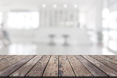 Kayıt sayacı bulanık arkaplanı olan boş tahta alan platformu