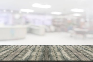 Kütüphane arkaplanı bulanık olan boş tahta alan platformu