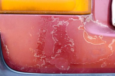 Çatlak ve eski arabanın boyası soyulmuş. 