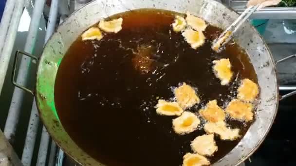 Pazarda Balık Ezmesi Topları Pişirmek — Stok video