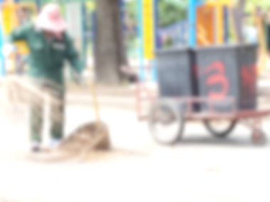 Kadınlar parktaki sokakları silip süpürüyor Görüntü, Bulanık Görüntü 