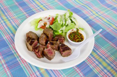 Sebze salatalı ızgara biftek.