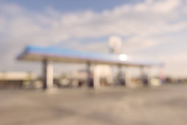 Sabah yakıt istasyonu, odak alanı dışında.