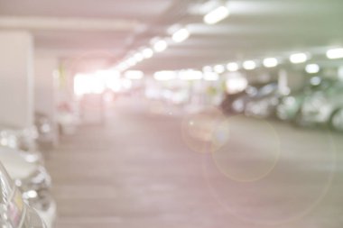 Otoparkın içi bulanık. Lens parlamaları, soyut bulanıklık.