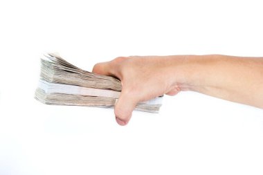 Beyaz arkaplanda banknotları tutan eller