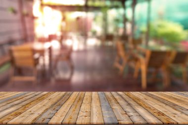 Bulanık restoran geçmişi olan üst masa, ahşap masa.