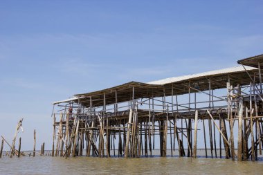 Tayland 'daki Bambu Evi, Denizin ortasındaki Krateng.